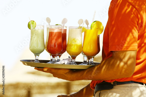 Obraz na płótnie Waiter serving drinks / cocktails on the beach w salonie