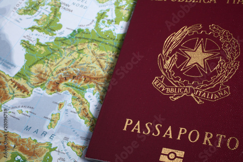 passaporto italiano su cartina geografica