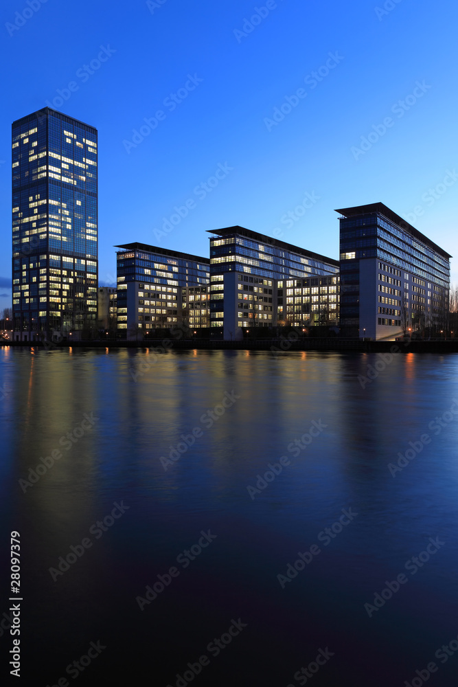 Moderne Bürogebäude am Ufer der Spree Berlin