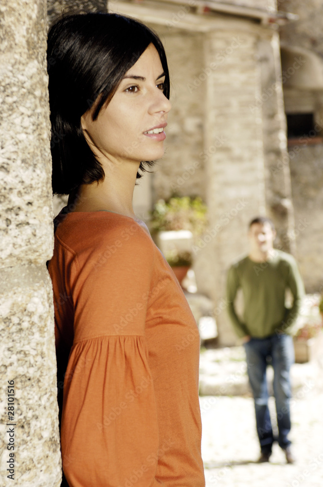 giovane donna attende un amico giovane donna attende un amico