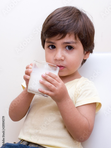 bambino con bicchiere di latte