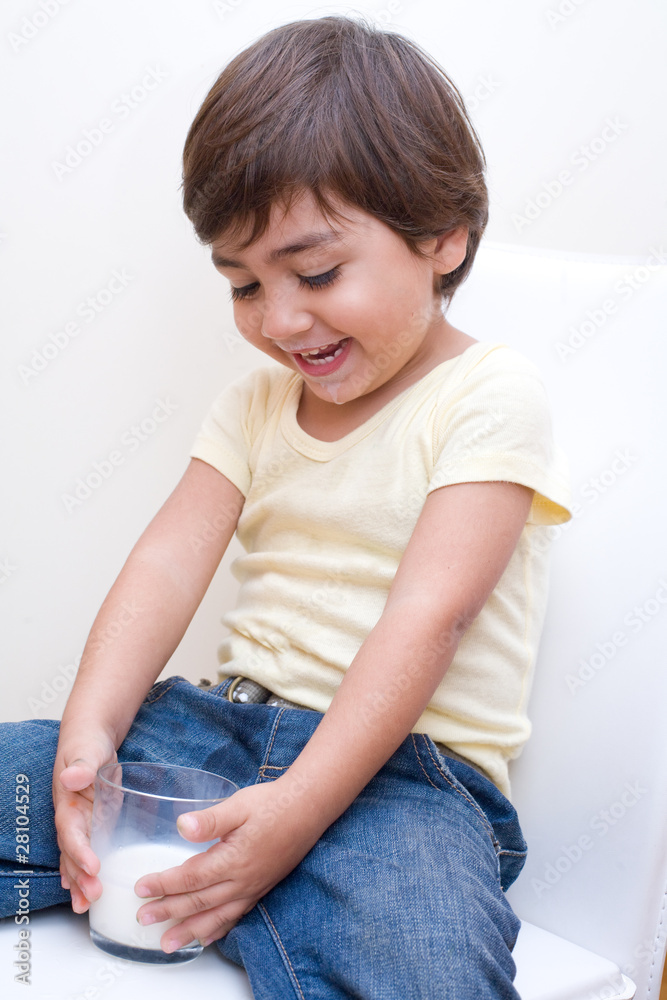 bambino con bicchiere di latte bambino con bicchiere di latte