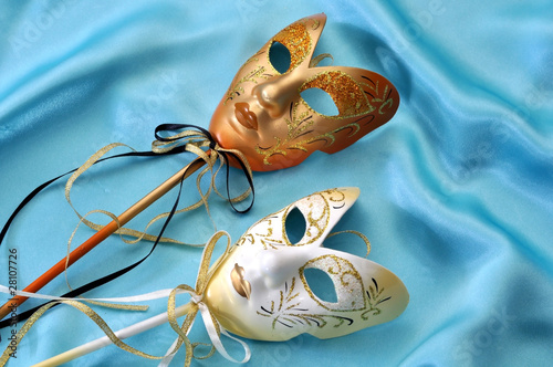 Две венецианские маски на голубом