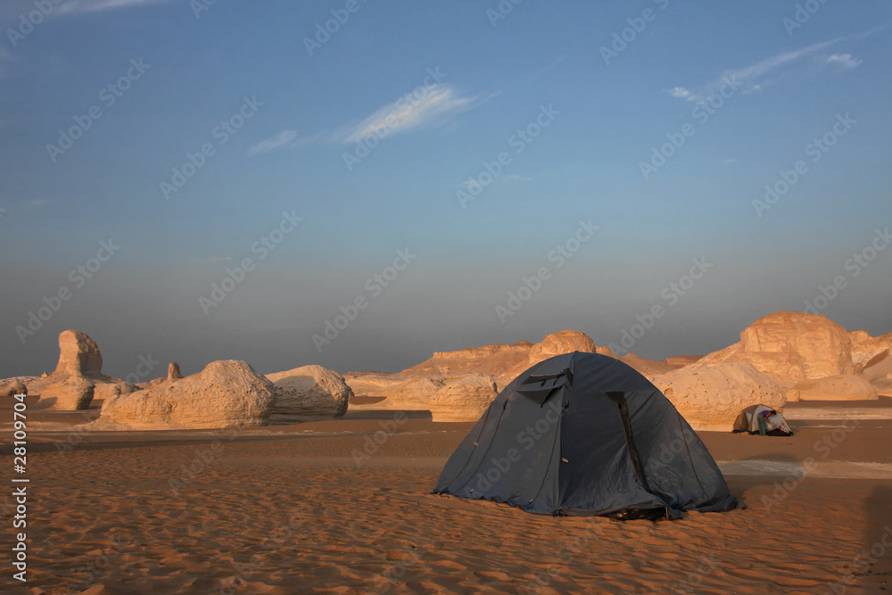 Campement dans le désert blanc au petit matin