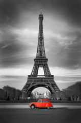 Papier peint photo Rouge, noir, blanc Voiture rouge devant la Tour Eiffel  © Production Perig
