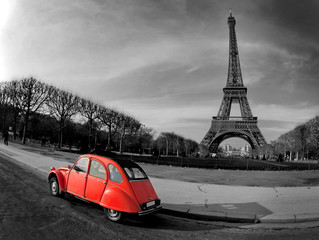 Papier peint photo Rouge, noir, blanc Tour Eiffel et voiture rouge  © Production Perig