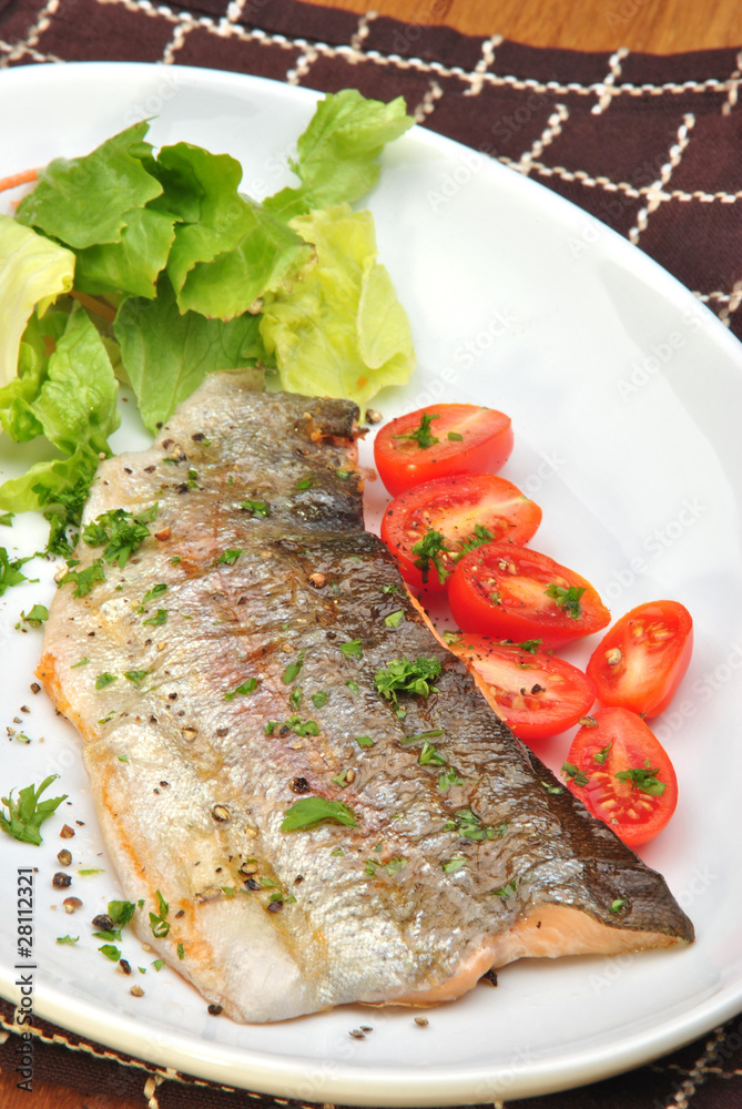 gegrilltes Regenbogenforellen Filet mit Partytomaten gegrilltes Regenbogenforellen Filet mit Partytomaten