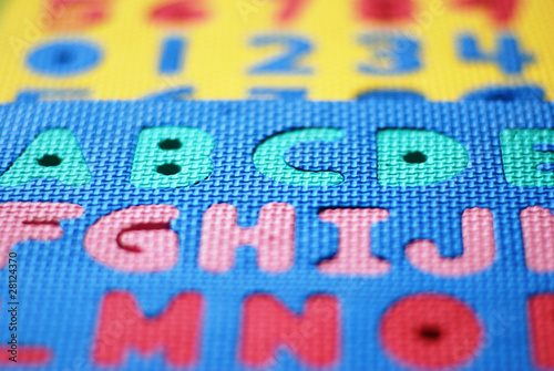 Puzzle mit farbigen Buchstaben und Zahlen ABC