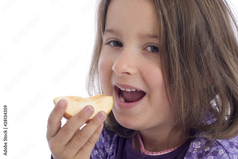fünfjähriges Mädchen isst Apfel (mr)