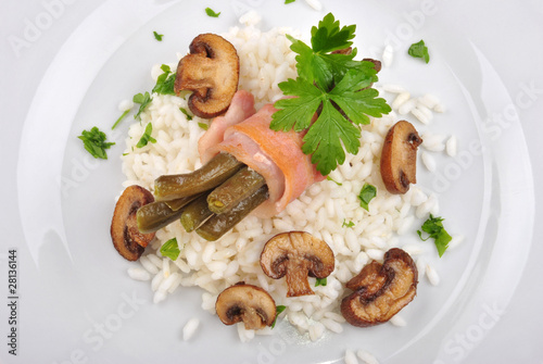 Bohnen mit gegrilltem Speck auf Risotto Reis photo