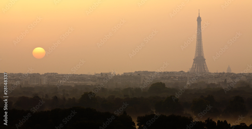 Obraz premium Lever de soleil sur Paris et la tour Eiffel