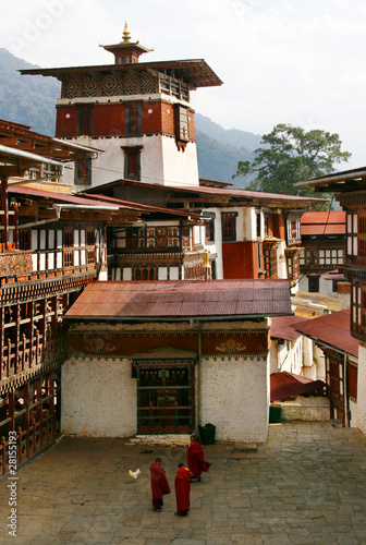Innenhof Trongsa-Dzong mit Mönchen, Trongsa, Bhutan