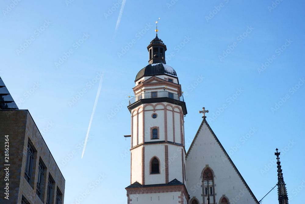 Thomaskirch mit Flugzeugstreif quer