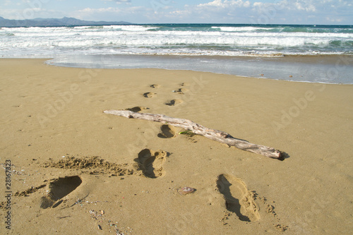 plage de sable et traces de pas