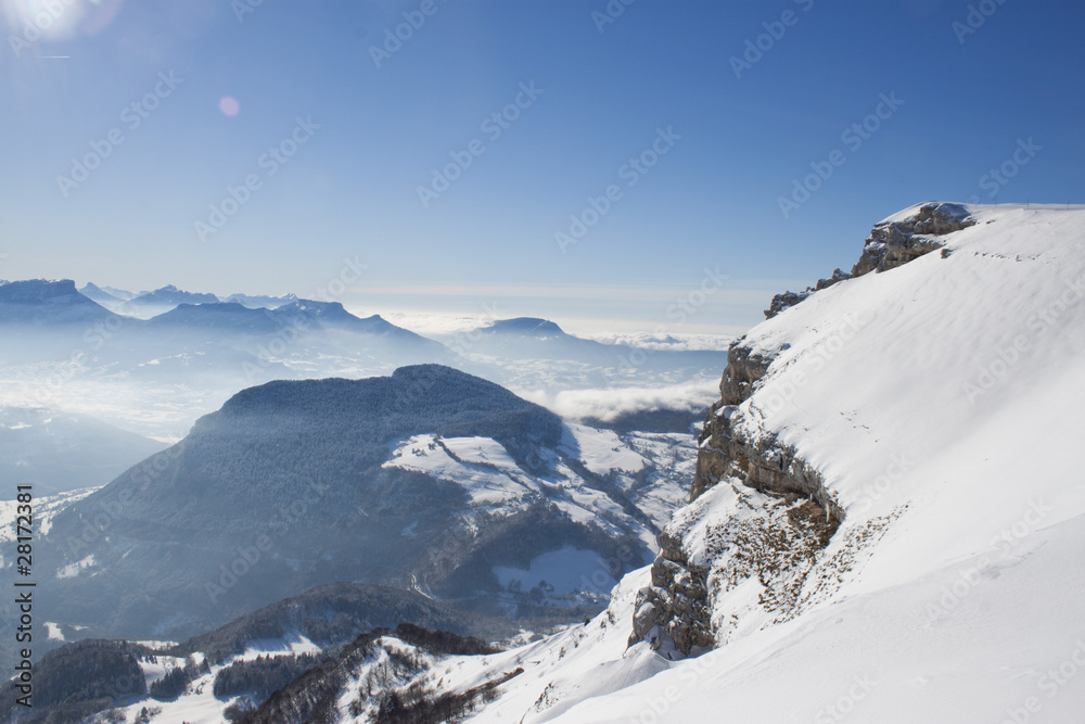 Brume dans la vallée enneigée