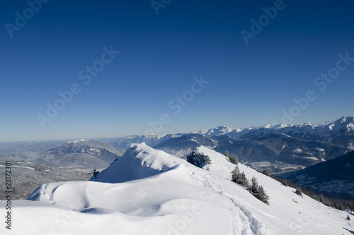 Randonnée sur ligne de crête avec vue sur les Aravis et le Jura