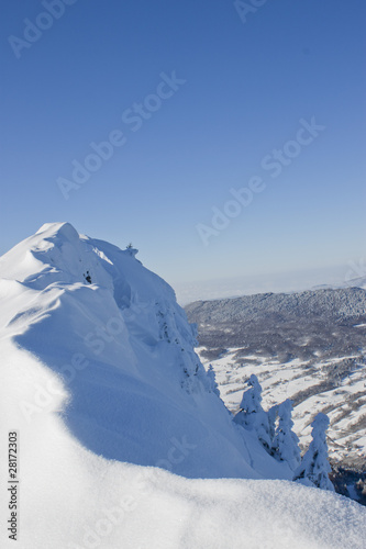 Ligne de crête en neige sculptée par le vent