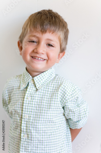 bambino sorridente in camicia a quadretti photo