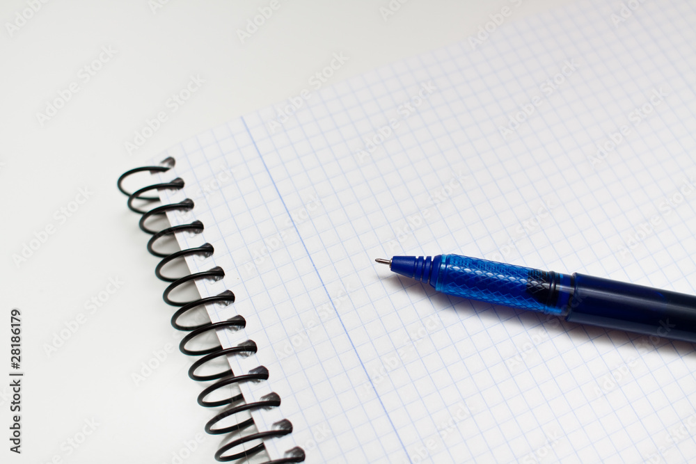 boligrafo azul encima de un cuaderno boligrafo azul encima de un cuaderno