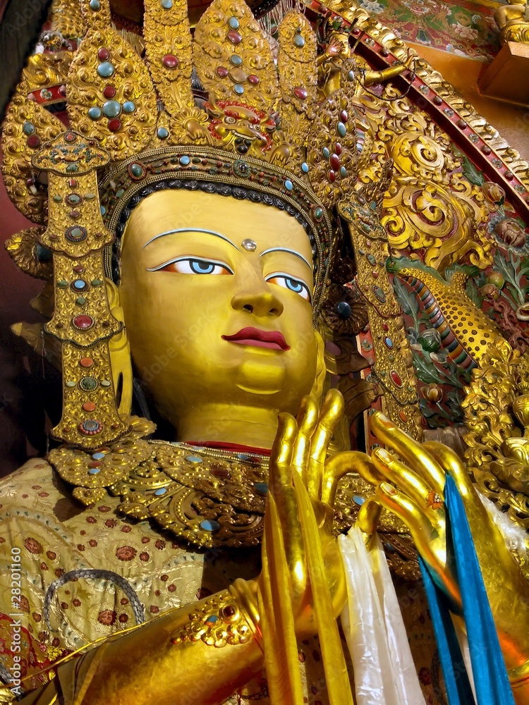 Bouddha doré dans un  monastère proche du Bouddha Stupa