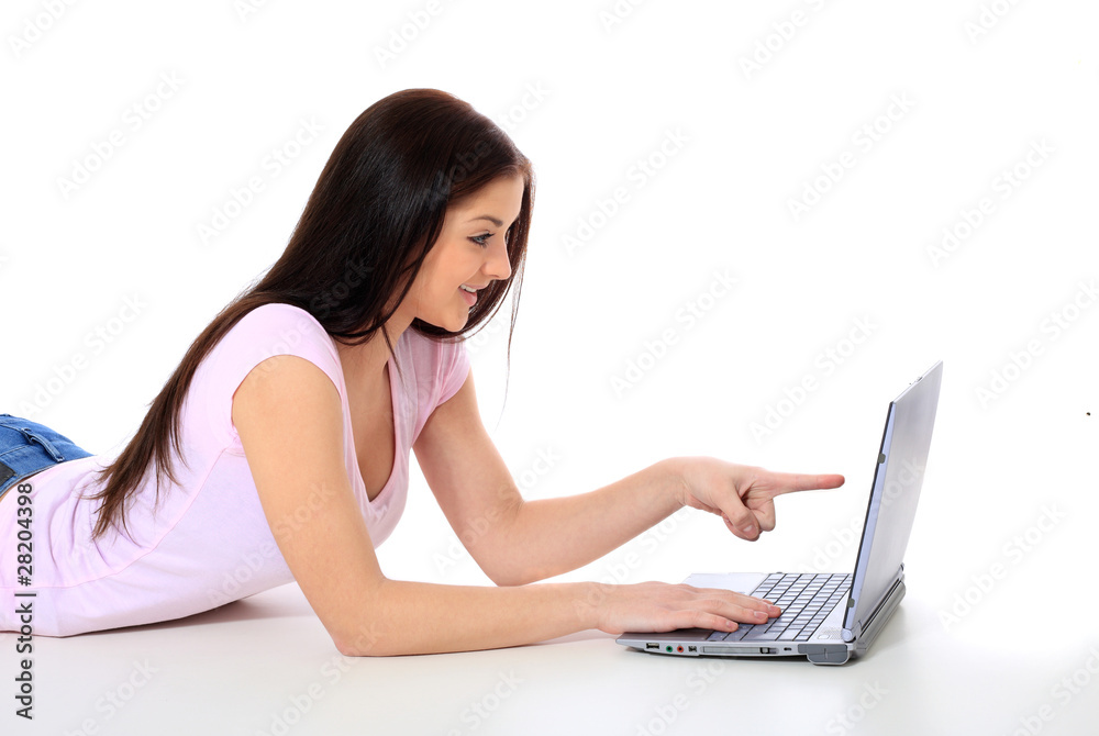 Attraktives Mädchen zeigt auf Notebook Computer Attraktives Mädchen zeigt auf Notebook Computer