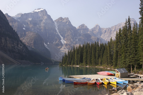 Fotografering Lake Moraine, canoes quay, Alberta, Canada