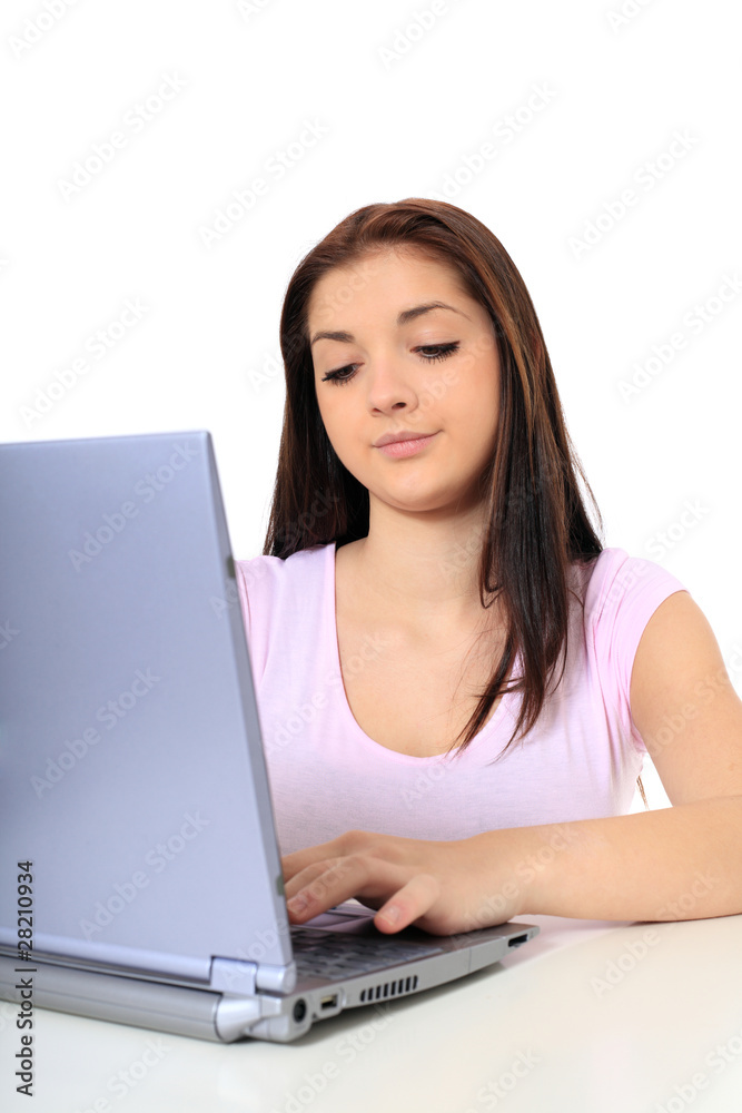 Attraktives Mädchen sitzt gelangweilt am Computer Attraktives Mädchen sitzt gelangweilt am Computer