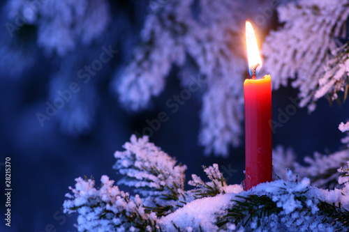 Kerze auf Zweig im Winter