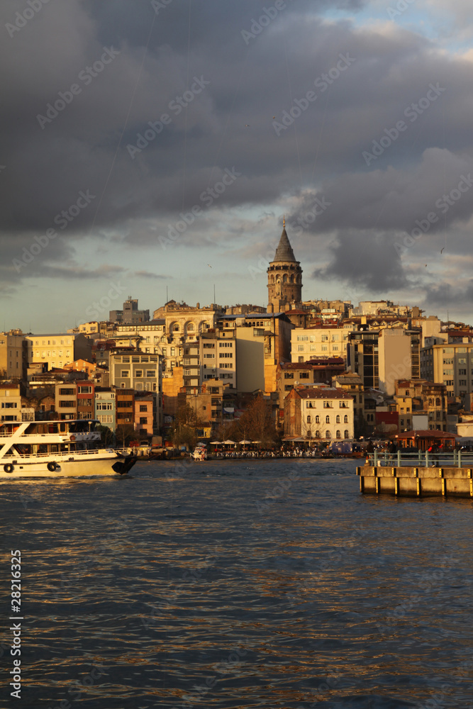 Obraz premium Galata at sunset in istanbul, Turkey.