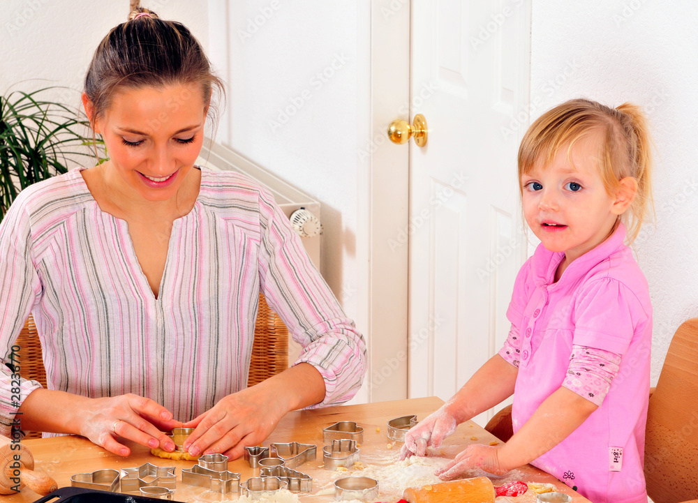 Fototapeta premium Mutter und Tochter beim Plätzchen backen