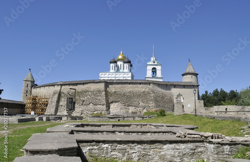 Вид на Псковский кремль со стороны Довмонтова города. photo