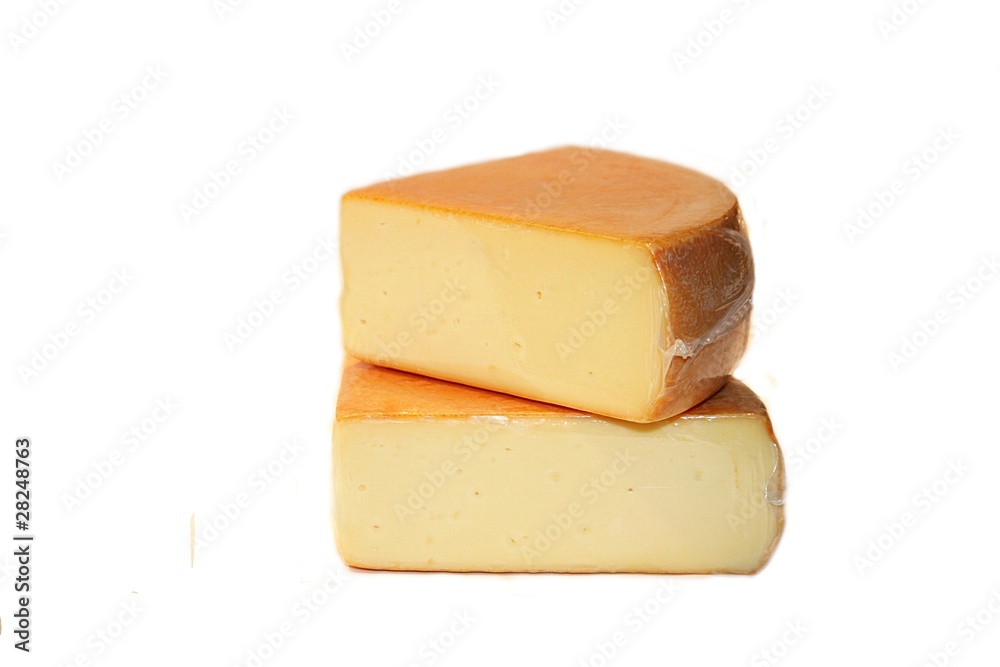 Zwei größer Stück Käse vakuumiert Zwei größer Stück Käse vakuumiert