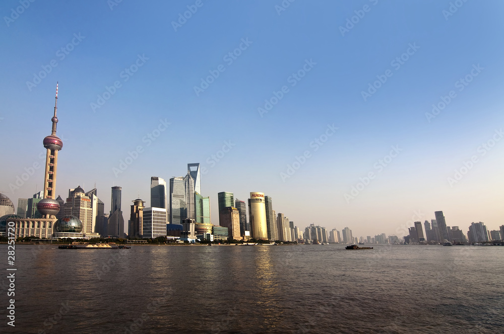 Shanghai, vue depuis le Bund sur le fleuve Huangpu