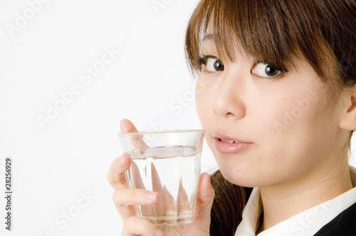 水を飲む女性社員