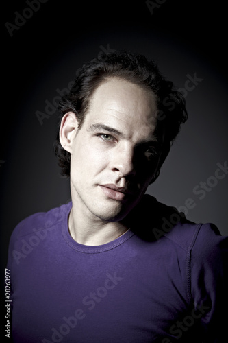 model mit violletem pullover