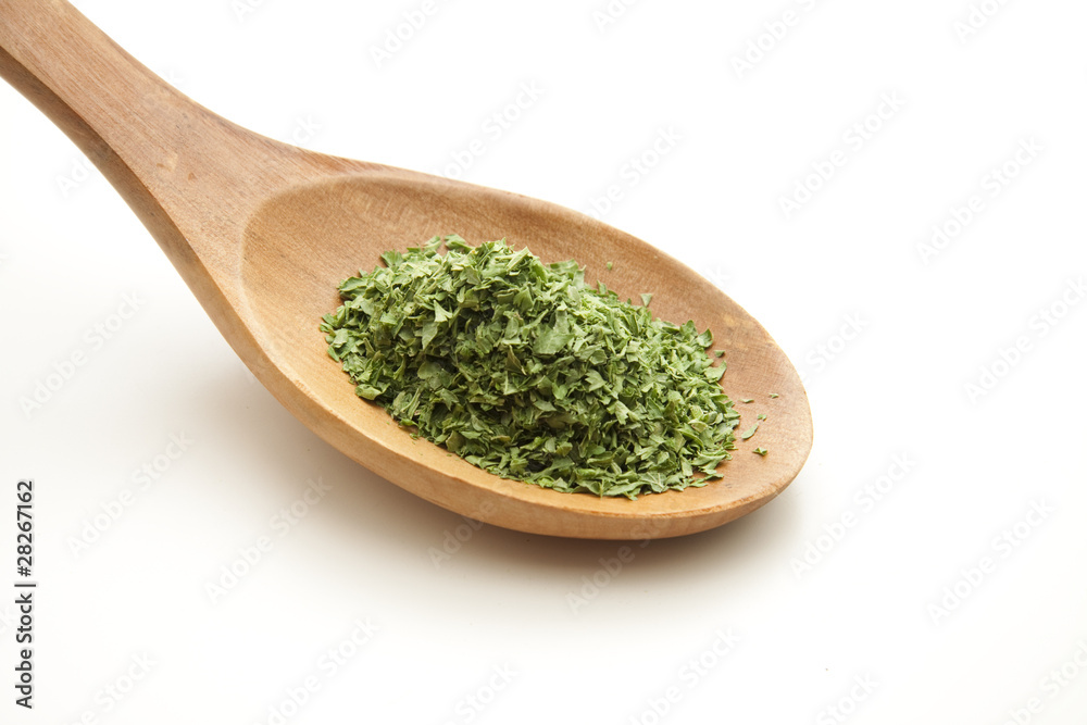 Petersilie geschnitten und auf Holzlöffel Petersilie geschnitten und auf Holzlöffel