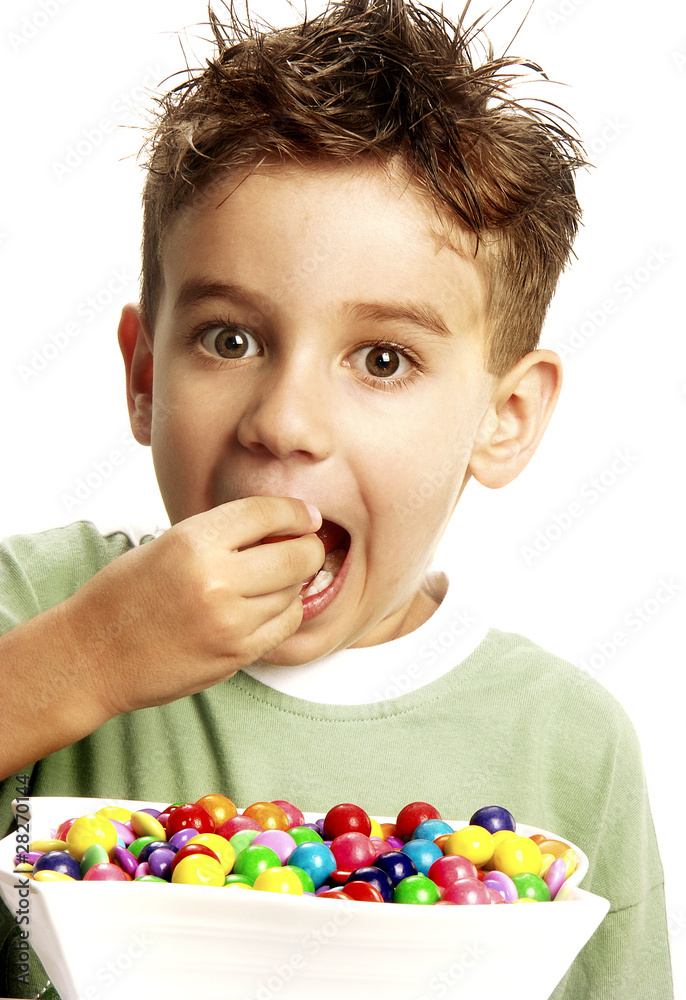 Niño comiendo golosinas. foto de Stock | Adobe Stock