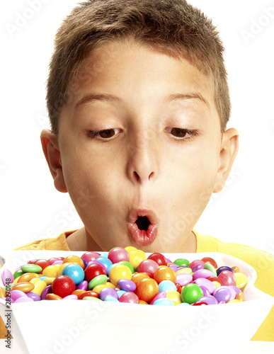 Niño comiendo golosinas. photo