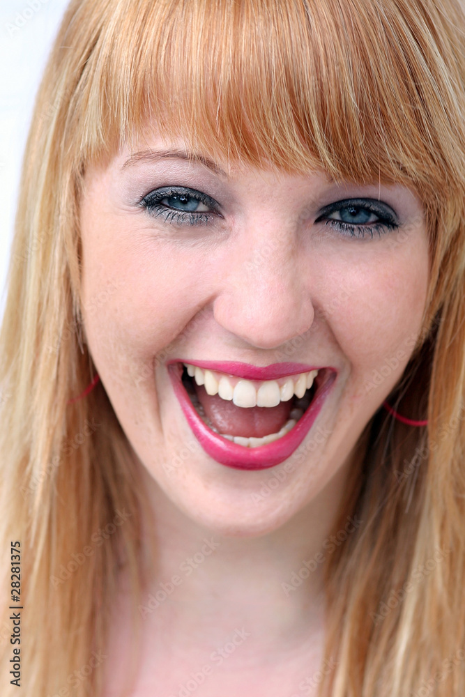 Portrait einer hübschen jungen blonden Frau mit einem fröhlichen Lachen Portrait einer hübschen jungen blonden Frau mit einem fröhlichen Lachen