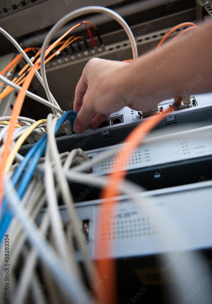 administrator checkt kabel und netzwerk an server in firma - obrazy, fototapety, plakaty 