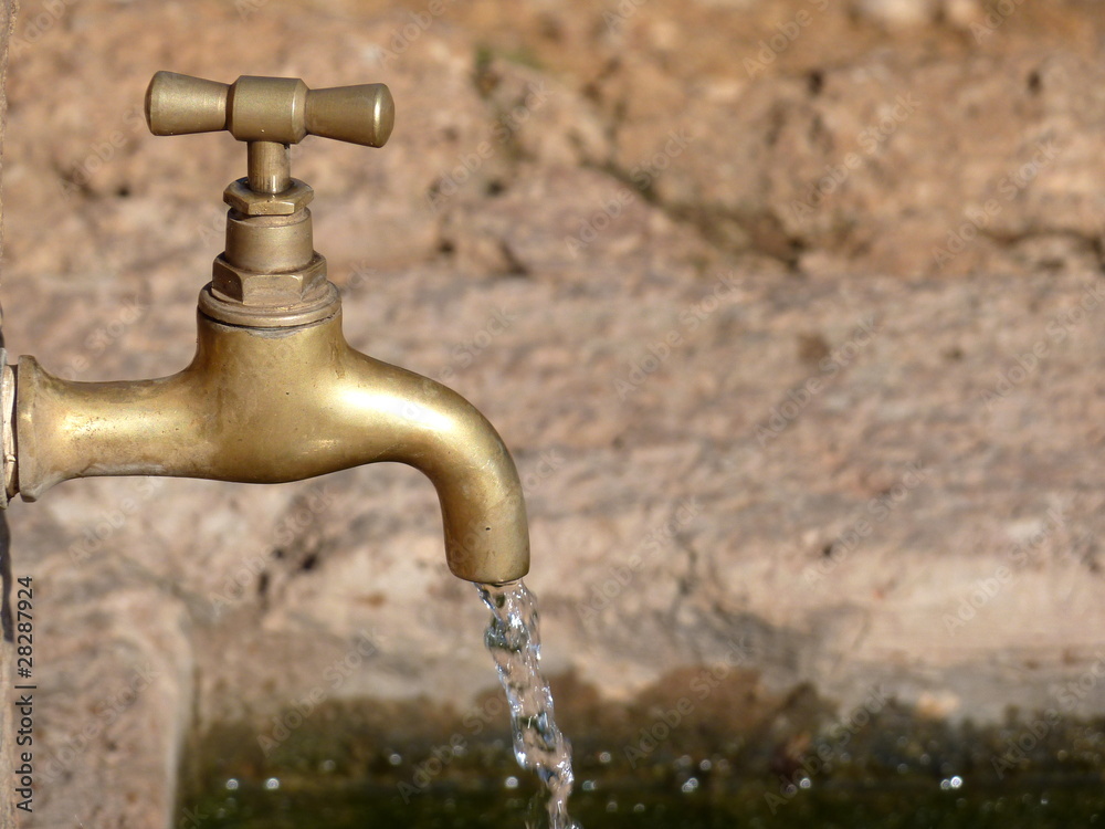 rubinetto aperto con acqua che scorre Stock Photo | Adobe Stock