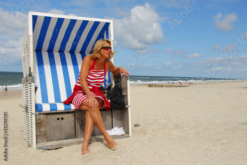 Frau im Strandkorb 2