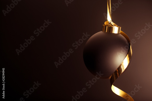 palla natale nera con fiocco oro photo