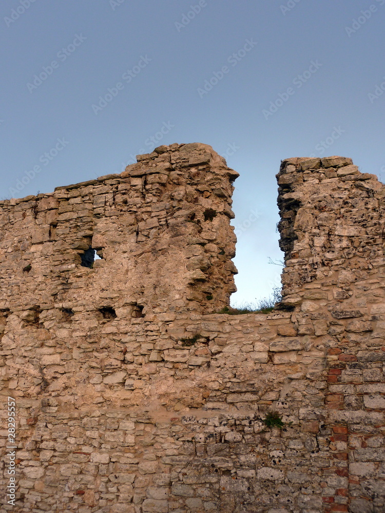 mura medievali - rovine di un castello
