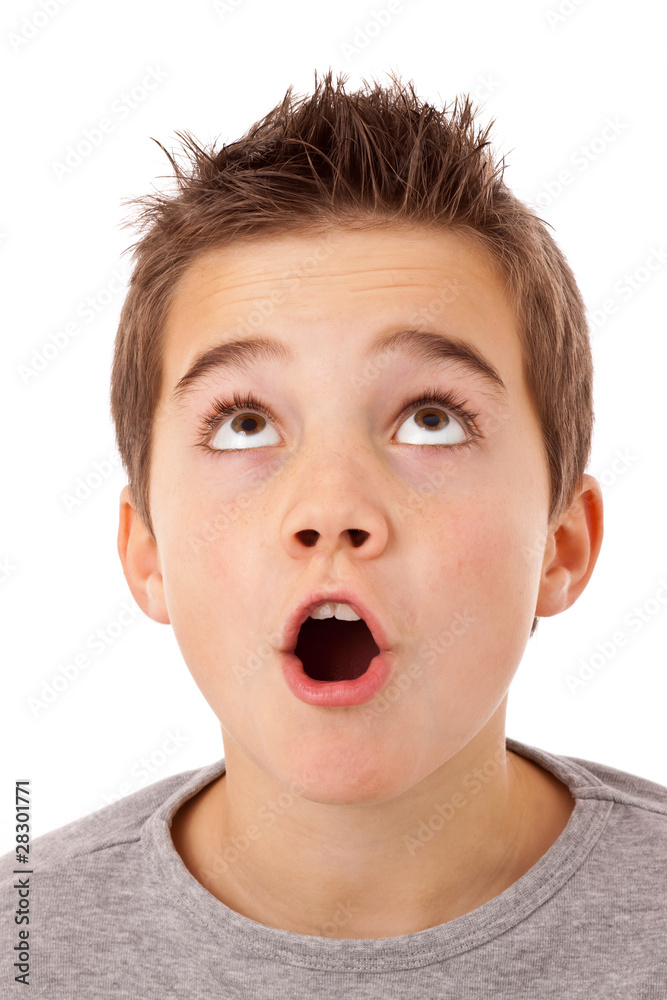 Junge staunt verwundert mit Blick nach oben Junge staunt verwundert mit Blick nach oben