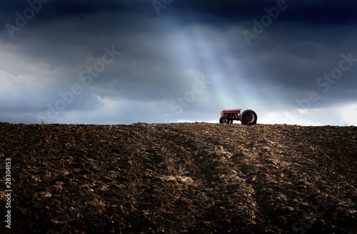 traktor rolniczy na polu uprawnym