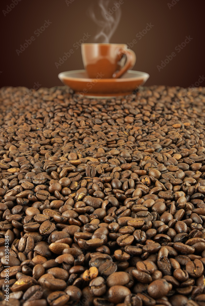 Fototapeta premium chicchi di caffè con tazzina sullo sfondo