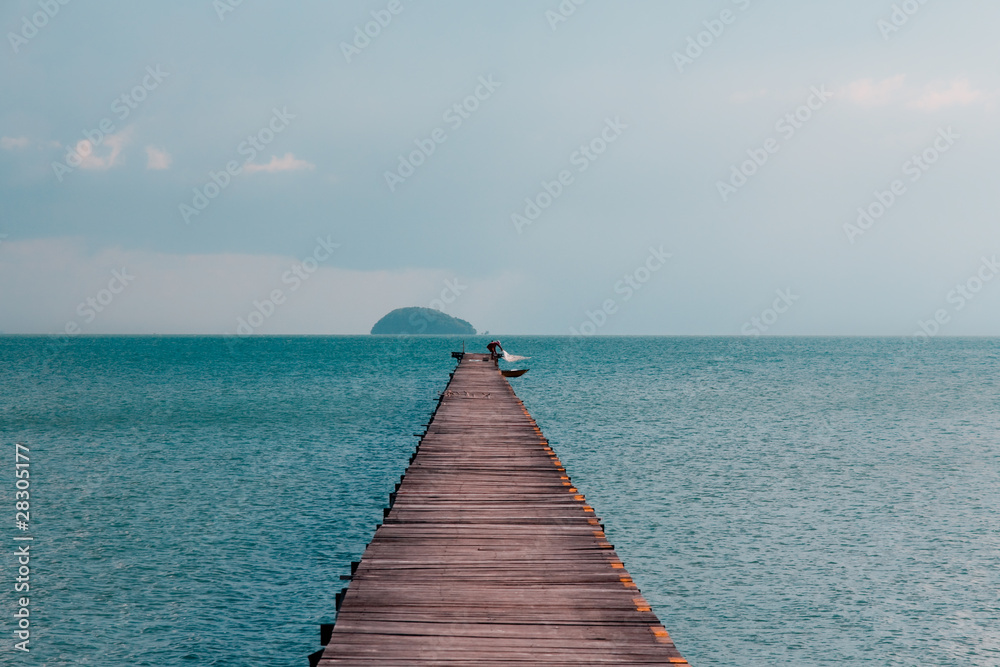 Obraz premium Fisherman on Tropical Island Ocean Pier
