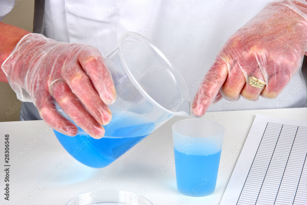 im Labor blaue Flüssigkeit umfüllen