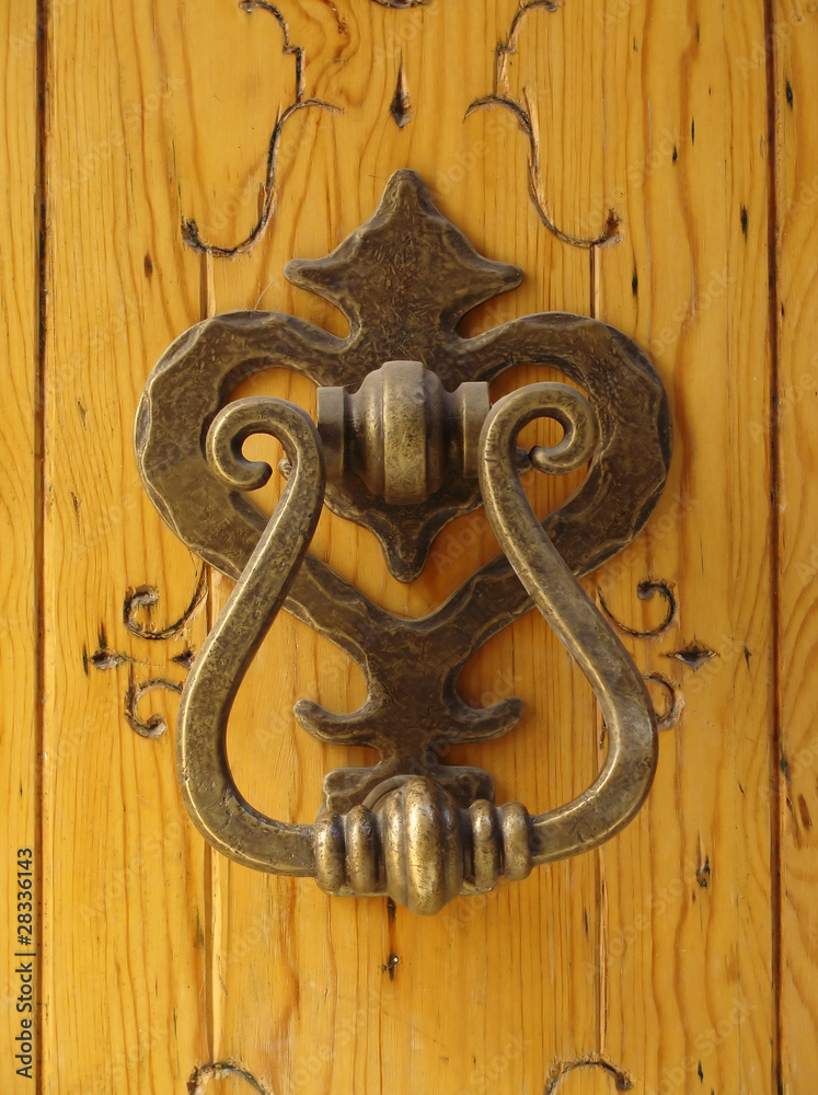 Aldaba en puerta Aldaba en puerta